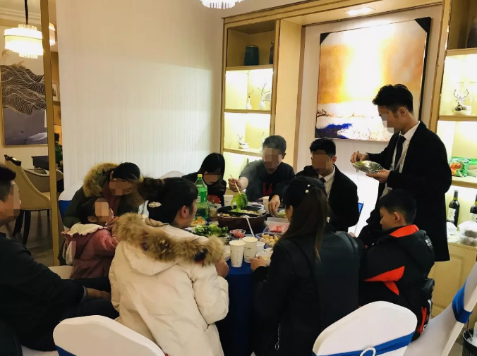 暖冬火鍋宴熱辣開席，老友變新鄰，理想開涮！